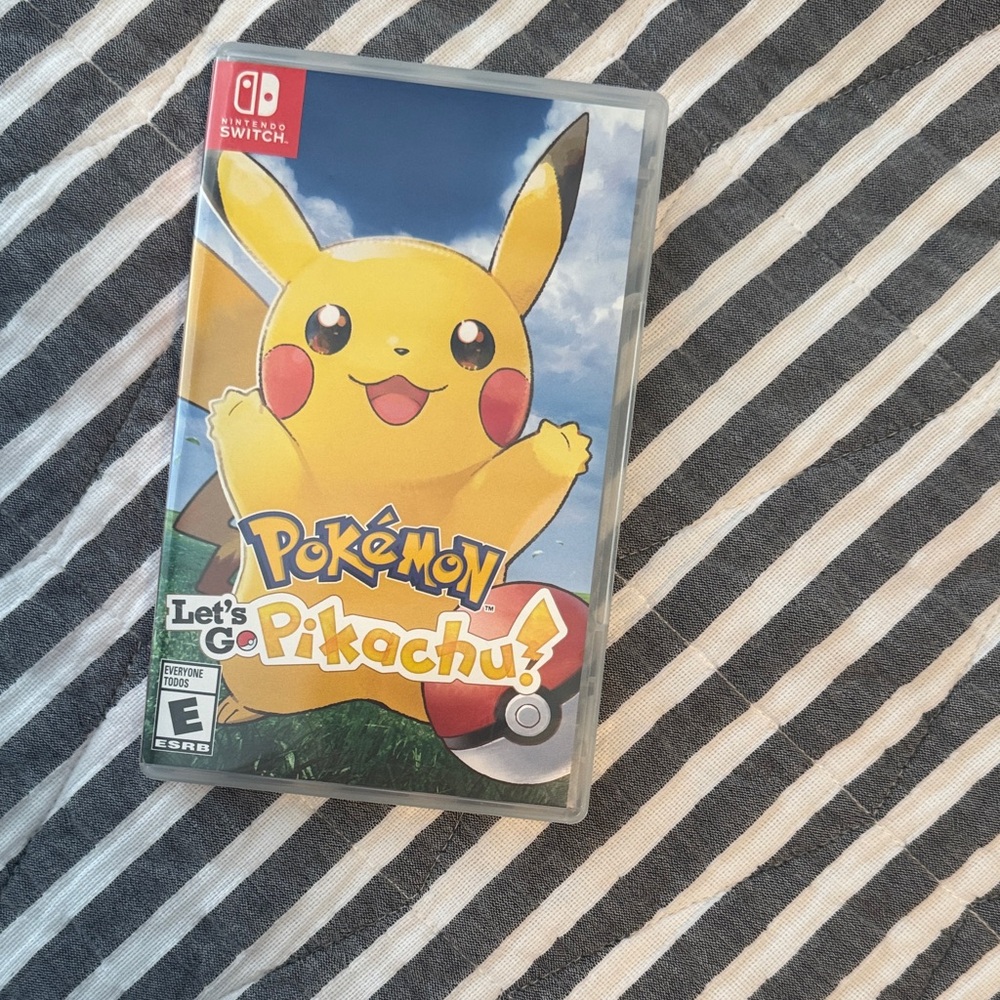 Nintendo Switch Pokémon: Let's Go, Pikachu! - Blue and Yellow
